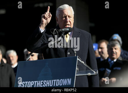 Washington, DC, Stati Uniti d'America. Decimo gen, 2019. Stati Uniti Rappresentante per il Maryland del quinto distretto, STENY HOYER parla alla folla. Centinaia di lavoratori federale e appaltatori rally contro il parziale del governo federale shutdown al di fuori della sede della AFL-CIO (credito Immagine: © Riccardo SaviZUMA filo) Foto Stock