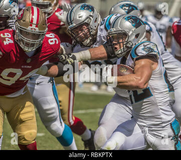 Santa Clara, California, USA. Decimo Sep, 2017. Carolina Panthers running back Christian McCaffrey (22) sul lasco con la sfera di Domenica, Settembre 10, 2017, a Levis Stadium di Santa Clara, California. Le Pantere sconfitto il 49ers 23-3. Credito: Al di Golub/ZUMA filo/Alamy Live News Foto Stock
