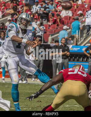 Santa Clara, California, USA. Decimo Sep, 2017. Carolina Panthers quarterback Cam Newton (1) passa sotto pressione il Domenica, 10 settembre 2017, a Levis Stadium di Santa Clara, California. Le Pantere sconfitto il 49ers 23-3. Credito: Al di Golub/ZUMA filo/Alamy Live News Foto Stock