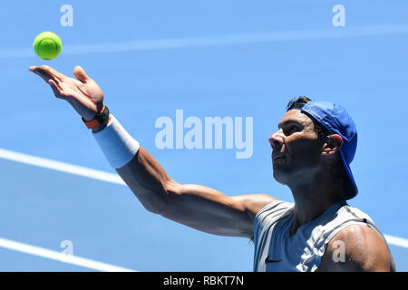 Melbourne, Australia. 11 gennaio 2019: il secondo seme Rafael Nadal pratiche sul Rod Laver Arena davanti al 2019 Australian Open Grand Slam torneo di tennis a Melbourne, Australia. Sydney bassa/Cal Sport Media Credito: Cal Sport Media/Alamy Live News Foto Stock