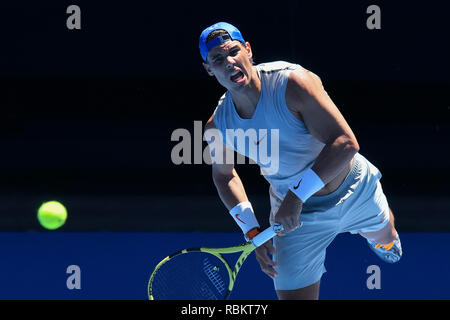 Melbourne, Australia. 11 gennaio 2019: il secondo seme Rafael Nadal pratiche sul Rod Laver Arena davanti al 2019 Australian Open Grand Slam torneo di tennis a Melbourne, Australia. Sydney bassa/Cal Sport Media Credito: Cal Sport Media/Alamy Live News Foto Stock