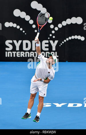 Sydney Olympic Park, Sydney, Australia. Xi gen, 2019. Sydney International Tennis; Diego Schwartzman dell Argentina serve nella sua partita contro Andreas Seppi di credito Italia: Azione Plus sport/Alamy Live News Foto Stock