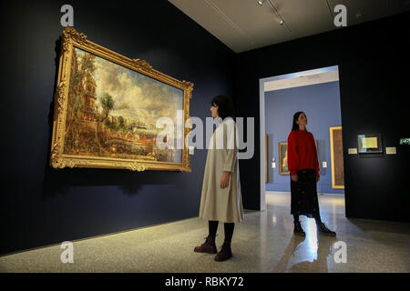 La Reale Accademia delle Belle Arti Londra, UK 11 gen 2019 - membri del personale opinioni 'l'apertura di Waterloo Bridge (Ponte ÒWaterloo, dalle scale di Whitehall, 18 Giugno1817)" di John Constable (1776-1837) (R) e Helvoetsluys (ÒHelvoetsluys; - la città di Utrecht, 64, andando a seaÓ) 1832 da J.M.W Turner (1775-1851) (L), entrambi i dipinti nella stessa stanza. I due dipinti dalla Royal Academy SchoolsÕ più illustre di laureati, J.M.W. Credito: Dinendra Haria/Alamy Live News Foto Stock