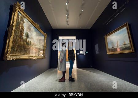 Londra, Regno Unito. 11 gennaio 2019. I membri dello staff visualizza 'l'apertura di Waterloo Bridge ("Whitehall scale, Giugno 18th, 1817')" di John Constable (L) e 'Helvoetsluys', 1832, da J.M.W. Turner (R) che sono esposti presso la Royal Academy of Arts di Piccadilly per la prima volta poiché gli artisti si sono scontrati presso il salone estivo nel 1832. Le due opere la forma "Egli è stato qui e ha sparato una pistola": Turner, Constable e la Royal Academy, sul display dal 12 gennaio al 31 marzo 2019. Credito: Stephen Chung / Alamy Live News Foto Stock