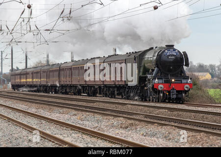 Peterborough, Regno Unito. 11 gen 2019. Flying Scotsman con The Scotsman omaggio railtour in memoria dell' ex proprietario Sir William McAlpine. Visto qui a nord di Peterborough Credito: Garry Clarke/Alamy Live News Foto Stock