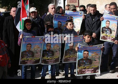 Nablus, West Bank, Territorio palestinese. Xi gen, 2019. I dimostranti palestinesi prendere parte a una manifestazione settimanale contro l'espropriazione delle terre palestinesi da parte di Israele nel villaggio di Kfar Qaddum, vicino la Cisgiordania città di Nablus on gennaio 11, 2019 Credit: Shadi Jarar'Ah/immagini APA/ZUMA filo/Alamy Live News Foto Stock