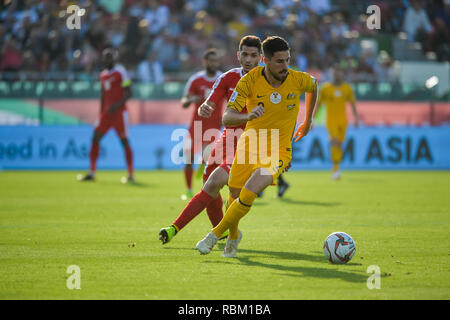 Dubai, EAU. 11 gen 2019. 11 gennaio 2019. Azione tra Australia e la Palestina in Match 16 dell'Asian Football Cup 2019. L Australia ha vinto 3-0, negando la Palestina la possibilità di vincere la loro prima mai AFC Cup credito di gioco: Feroz Khan/Alamy Live News Foto Stock