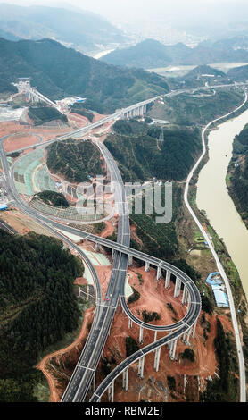 Libo. Xi gen, 2019. Foto aeree prese a gennaio 11, 2019 mostra un tratto di superstrada Libo-Rongjiang nel sud-ovest della Cina di Guizhou. Aperto al traffico il venerdì, la expressway è di circa 67 chilometri e ha una velocità di progetto di 80 chilometri all'ora. Credito: Tao Liang/Xinhua/Alamy Live News Foto Stock