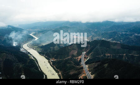 Libo. Xi gen, 2019. Foto aeree prese a gennaio 11, 2019 mostra un tratto di superstrada Libo-Rongjiang nel sud-ovest della Cina di Guizhou. Aperto al traffico il venerdì, la expressway è di circa 67 chilometri e ha una velocità di progetto di 80 chilometri all'ora. Credito: Tao Liang/Xinhua/Alamy Live News Foto Stock