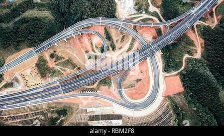 Libo. Xi gen, 2019. Foto aeree prese a gennaio 11, 2019 mostra un tratto di superstrada Libo-Rongjiang nel sud-ovest della Cina di Guizhou. Aperto al traffico il venerdì, la expressway è di circa 67 chilometri e ha una velocità di progetto di 80 chilometri all'ora. Credito: Tao Liang/Xinhua/Alamy Live News Foto Stock