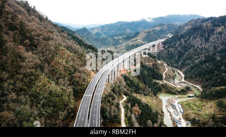 Libo. Xi gen, 2019. Foto aeree prese a gennaio 11, 2019 mostra un tratto di superstrada Libo-Rongjiang nel sud-ovest della Cina di Guizhou. Aperto al traffico il venerdì, la expressway è di circa 67 chilometri e ha una velocità di progetto di 80 chilometri all'ora. Credito: Tao Liang/Xinhua/Alamy Live News Foto Stock