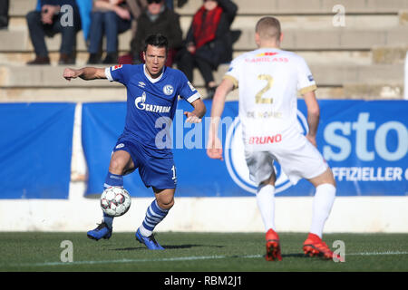 Benidorm, Spagna. Xi gen, 2019. Test match di FC Schalke 04 contro KRC Genk in training camp. Yevhen Schalkes Konoplyanka (l) nel duello con Genks Casper De Norre. Credito: Tim Rehbein/dpa/Alamy Live News Foto Stock