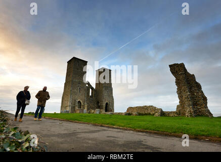 Reculver, Kent, Regno Unito. Xi gen, 2019. Turisti brave freddo e umido il meteo a le imponenti rovine di Reculver chiesa medievale sull'estuario del Tamigi, Herne Bay, Kent. Credito: Peter Cripps/Alamy Live News Foto Stock