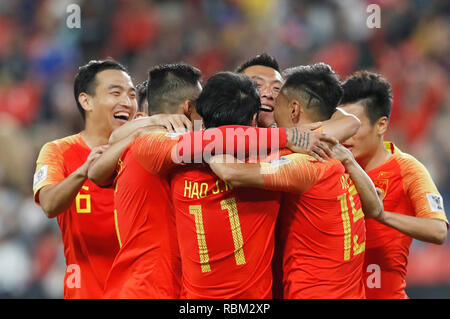 (190111) -- ABU DHABI, 11 genn. 2019 (Xinhua) -- Yu Dabao 3 (R) della Cina celebra dopo rigature durante il 2019 AFC Coppa d'asia emirati arabi uniti 2019 gruppo C match tra la Cina e le Filippine in Abu Dhabi, negli Emirati Arabi Uniti (EAU), 11 gennaio 2019. La Cina ha vinto 3-0. (Xinhua/Ding Xu) Foto Stock