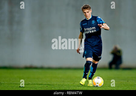 ALBUFEIRA ALGARVE , , Stadium Estadio da Nora , 11-01-2019 , Vitesse - Livingston amichevole , calcetto , olandese Eredivisie stagione 2018 - 2019 . Vitesse player Martin Odegaard sulla palla durante il gioco Vitesse - Livingston (3-2) . Foto Stock