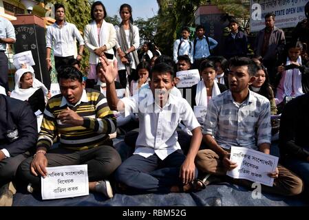 Guwahati, Assam, India. 11 gen 2019. Guwahati Commerce studenti del college stadio a protestare e sollevato slogan contro la cittadinanza (emendamento) Bill, 2016 a Guwahati, Assam, India il Venerdì, 11 gennaio 2019. India inferiore dell'Aula ha adottato una normativa che dovrà concedere la cittadinanza ai membri di talune minoranze religiose ma non musulmani. - Il progetto di legge riguarda selezionare gruppi -- compresi indù, cristiani e sikh -- Chi ha spostato dal Bangladesh, Pakistan e Afghanistan e che hanno vissuto in India per almeno sei anni. Credito: David Talukdar/Alamy Live News Foto Stock