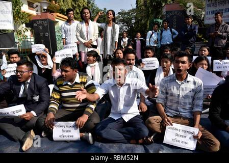 Guwahati, Assam, India. 11 gen 2019. Guwahati Commerce studenti del college stadio a protestare e sollevato slogan contro la cittadinanza (emendamento) Bill, 2016 a Guwahati, Assam, India il Venerdì, 11 gennaio 2019. India inferiore dell'Aula ha adottato una normativa che dovrà concedere la cittadinanza ai membri di talune minoranze religiose ma non musulmani. - Il progetto di legge riguarda selezionare gruppi -- compresi indù, cristiani e sikh -- Chi ha spostato dal Bangladesh, Pakistan e Afghanistan e che hanno vissuto in India per almeno sei anni. Credito: David Talukdar/Alamy Live News Foto Stock