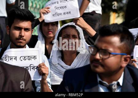 Guwahati, Assam, India. 11 gen 2019. Guwahati Commerce studenti del college stadio a protestare e sollevato slogan contro la cittadinanza (emendamento) Bill, 2016 a Guwahati, Assam, India il Venerdì, 11 gennaio 2019. India inferiore dell'Aula ha adottato una normativa che dovrà concedere la cittadinanza ai membri di talune minoranze religiose ma non musulmani. - Il progetto di legge riguarda selezionare gruppi -- compresi indù, cristiani e sikh -- Chi ha spostato dal Bangladesh, Pakistan e Afghanistan e che hanno vissuto in India per almeno sei anni. Credito: David Talukdar/Alamy Live News Foto Stock