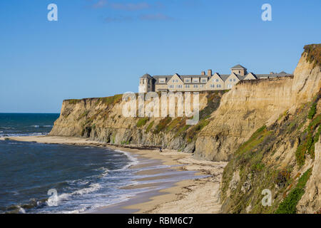 Resort sulla cima delle scogliere erose e spiaggia sabbiosa, Oceano Pacifico, Half Moon Bay, California Foto Stock