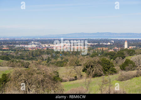 Vista verso la Stanford campus e torre di Hoover, Palo Alto e Silicon Valley dal piatto di Stanford hills, in California Foto Stock