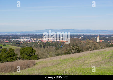 Vista verso la Stanford campus e torre di Hoover, Palo Alto e Silicon Valley dal piatto di Stanford hills, in California Foto Stock