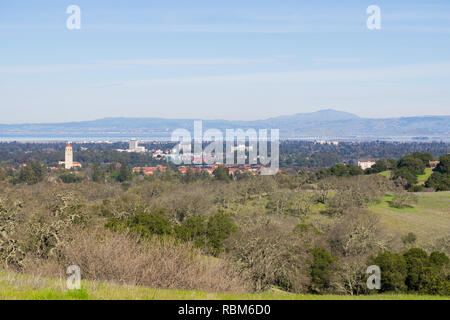 Vista verso la Stanford campus e torre di Hoover, Palo Alto e Silicon Valley dal piatto di Stanford hills, in California Foto Stock