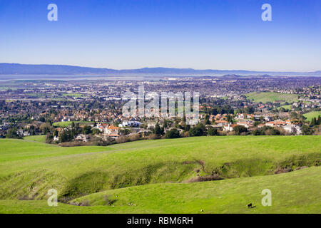 Vista verso la città di East San Francisco Bay da il sentiero a picco di missione, California Foto Stock