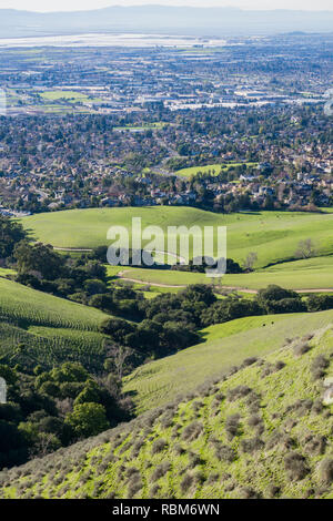 Sentiero per la missione di picco e vista verso la città a est della baia di San Francisco, California Foto Stock
