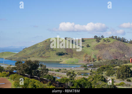 Vista in direzione di Coyote Hills Regional Park, Don Edwards Wildlife Refuge, Fremont, San Francisco Bay Area, California Foto Stock