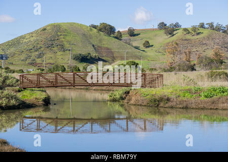 Ponte di Don Edwards Wildlife Refuge, vista verso Coyote Hills Regional Park, Fremont, San Francisco Bay Area, California Foto Stock