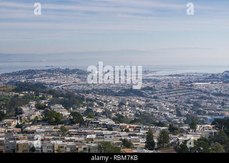 Vista verso la baia di San Francisco da Mt Davidson in un giorno di nebbia, California Foto Stock