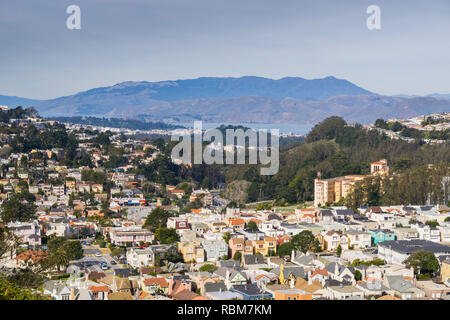 Vedute aeree di zone residenziali di San Francisco e Marin County e la baia di sfondo, California Foto Stock