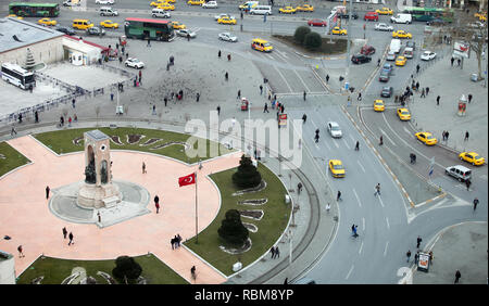 Piazza Taksim vista panoramica e Repubblica monumento ad Istanbul in Turchia. Foto Stock