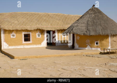 Capanne con tetti di paglia, Jaisalmer, Rajasthan, India, Asia Foto Stock