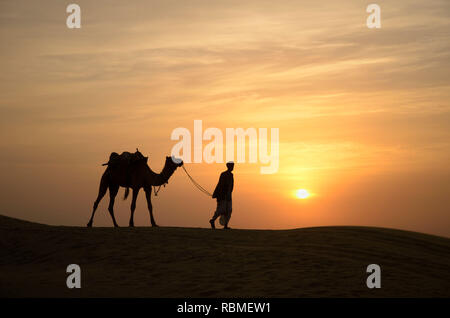 I cammelli e custodi, Jaisalmer, Rajasthan, India, Asia Foto Stock