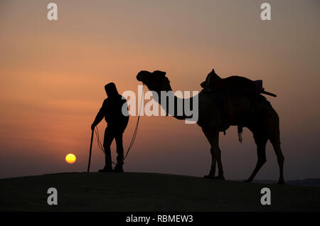 Il cammello e il detentore nel deserto di Sam, Jaisalmer, Rajasthan, India, Asia Foto Stock