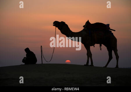 Il cammello e il detentore nel deserto di Thar, Jaisalmer, Rajasthan, India, Asia Foto Stock