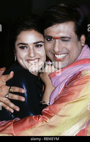 Preity Zinta e Govinda abbracciando, India, Asia Foto Stock