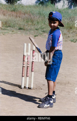 Ragazzo giocando a cricket Foto Stock