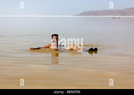 Un uomo è nuotare nel sale Urmia Lake, West Azerbaijan provincia, Iran Foto Stock