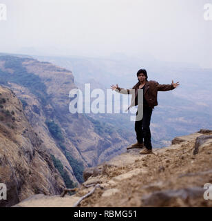 Shah Rukh Khan permanente sulla montagne rocciose, India, Asia Foto Stock