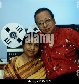 Asha Bhosle cantante di musica indiana e R. D. Burman, direttore di musica indiana, India, Asia Foto Stock