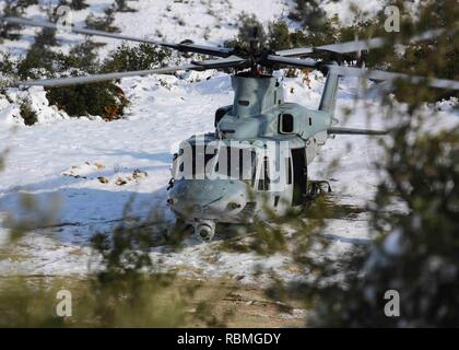 VOLOS, Grecia (GEN. 7, 2019) Marines con Battaglione Team di atterraggio, 1° Battaglione, 2° Reggimento Marini, 22 Marine Expeditionary Unit, ricercare e recuperare la simulazione di una persona isolata per una tattica di recupero di aeromobili e di missione del personale durante la fase di esercizio di Alessandro Magno a Volos, in Grecia, 7 gennaio 2019. ATG19 è un bi-laterali di cooperazione in materia di sicurezza di esercizio di formazione che coinvolgono principalmente Marines ellenica dalla trentaduesima Brigata Marine e degli Stati Uniti Marines dal battaglione Team di atterraggio, 1° Battaglione, 2° Reggimento Marine, XXII MEU. (U.S. Marine Corps photo by Staff Sgt. Andrew Ochoa) Foto Stock