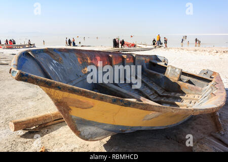 Una barca sulla spiaggia di sale Urmia Lake, West Azerbaijan provincia, Iran Foto Stock