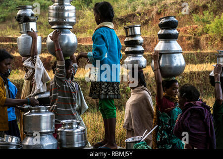 Donna acqua di bilanciamento pentole, Araku, Andhra Pradesh, India, Asia Foto Stock