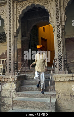 Uomo che cammina verso il basso passi in Forte Mehrangarh, Jodhpur, Rajasthan, India, Asia Foto Stock