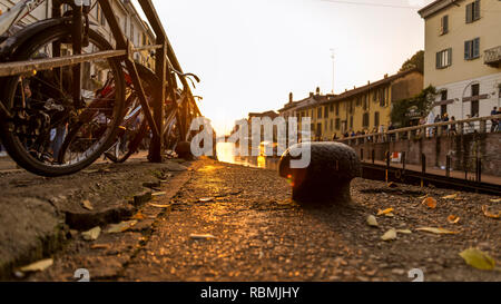 Tramonto sul Naviglio Grande nel centro di Milano Foto Stock