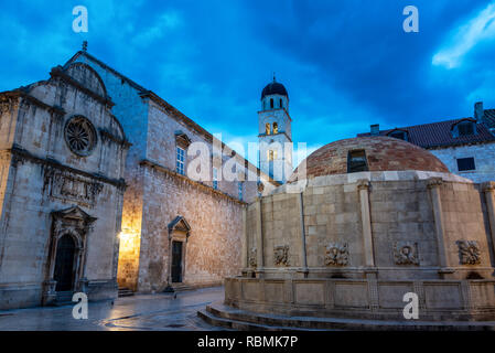 La mattina presto vista di Onofrio la fontana e di un convento francescano a Dubrovnik, Croazia Foto Stock