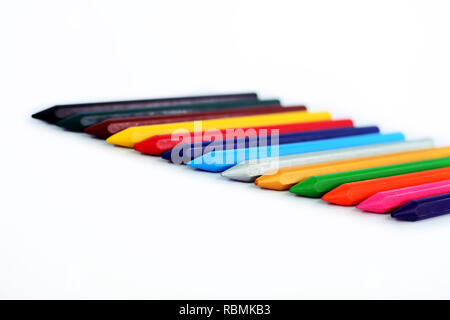 Set di matite colorate in fila. Isolato su uno sfondo bianco. Foto Stock