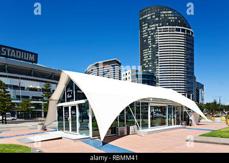 Il Port Phillip Ferries Cafe in primo piano.Il lusso Victoria punto appartamenti residenziali ( visto in background ) salire a 128 metri e 42 piano Foto Stock